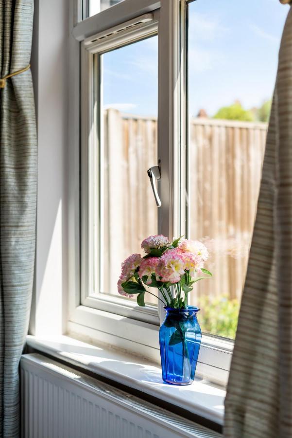 Lovely Garden Apartment In Wimbledon Town Centre With Private Parking By Wimbledon Holiday Lets لندن المظهر الخارجي الصورة