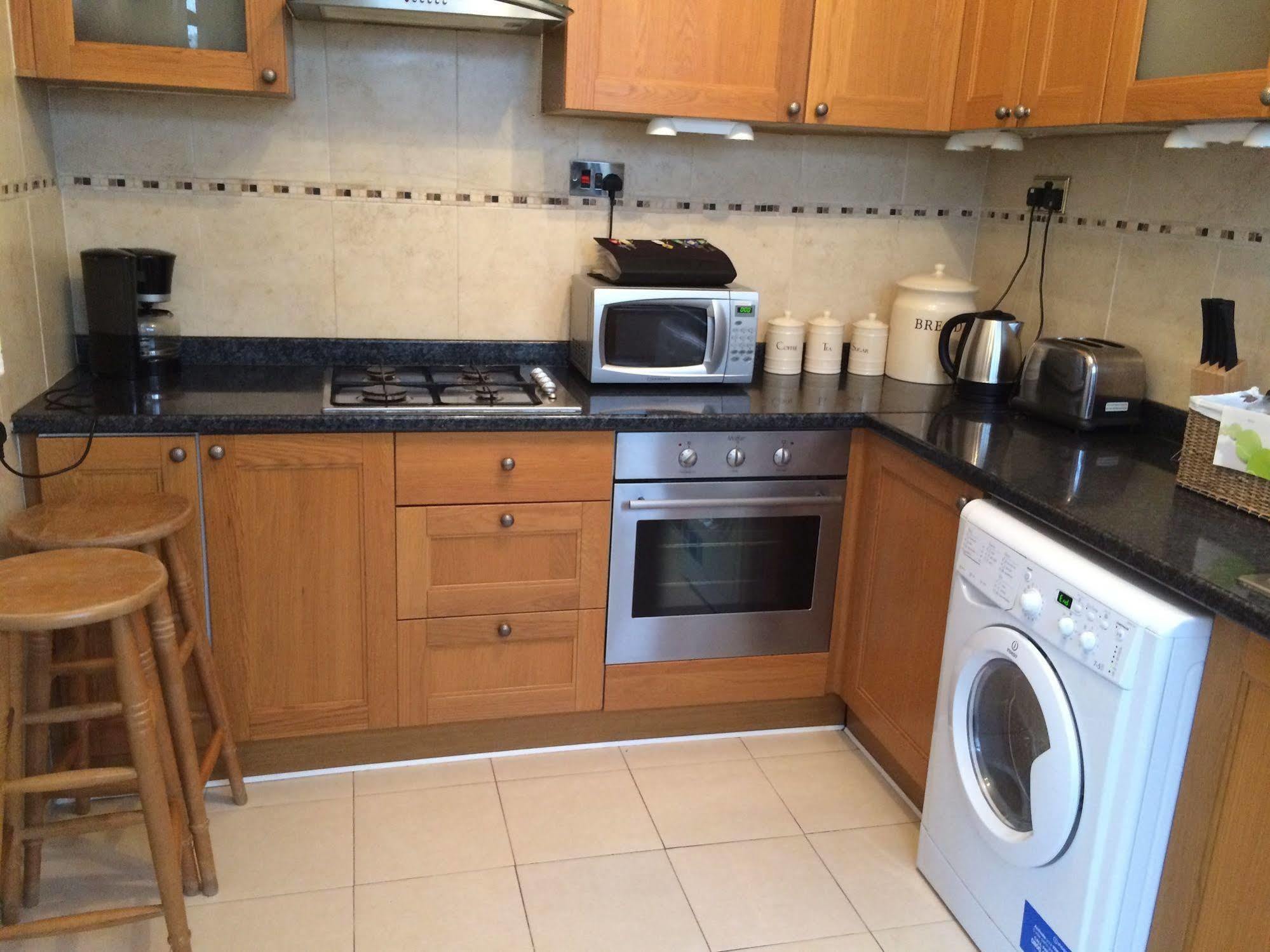 Lovely Garden Apartment In Wimbledon Town Centre With Private Parking By Wimbledon Holiday Lets لندن المظهر الخارجي الصورة