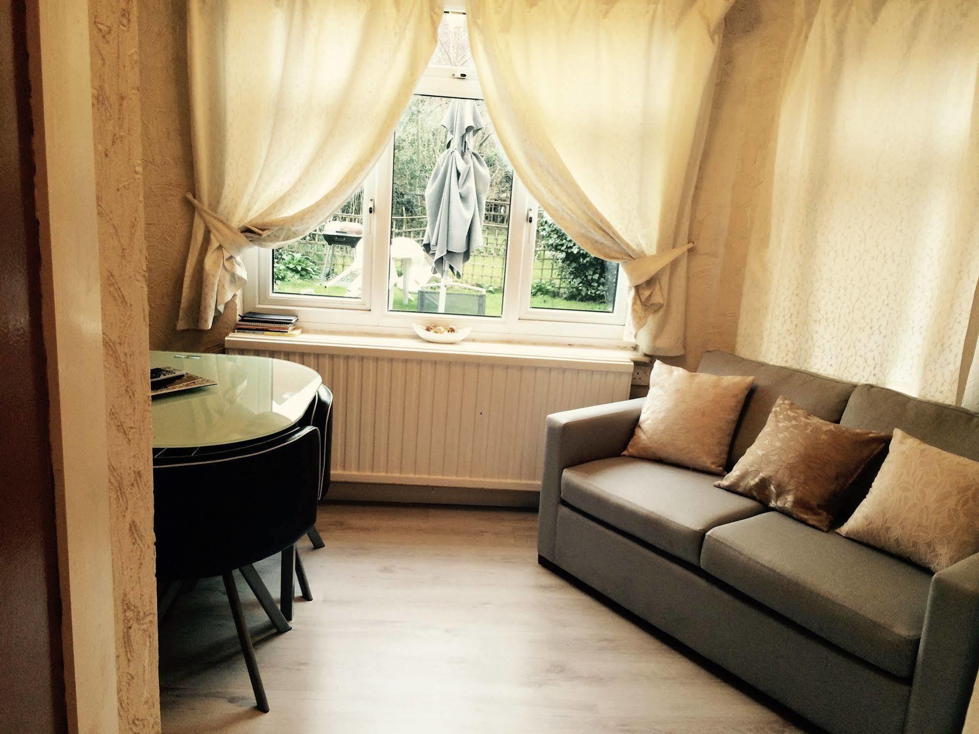 Lovely Garden Apartment In Wimbledon Town Centre With Private Parking By Wimbledon Holiday Lets لندن المظهر الخارجي الصورة
